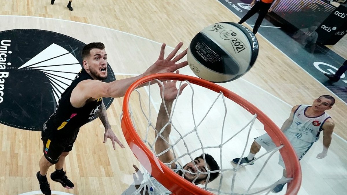Guerra y Barrera pugnan por un rebote en el Tenerife-San Pablo disputado en la Copa del Rey. ACB PHOTO