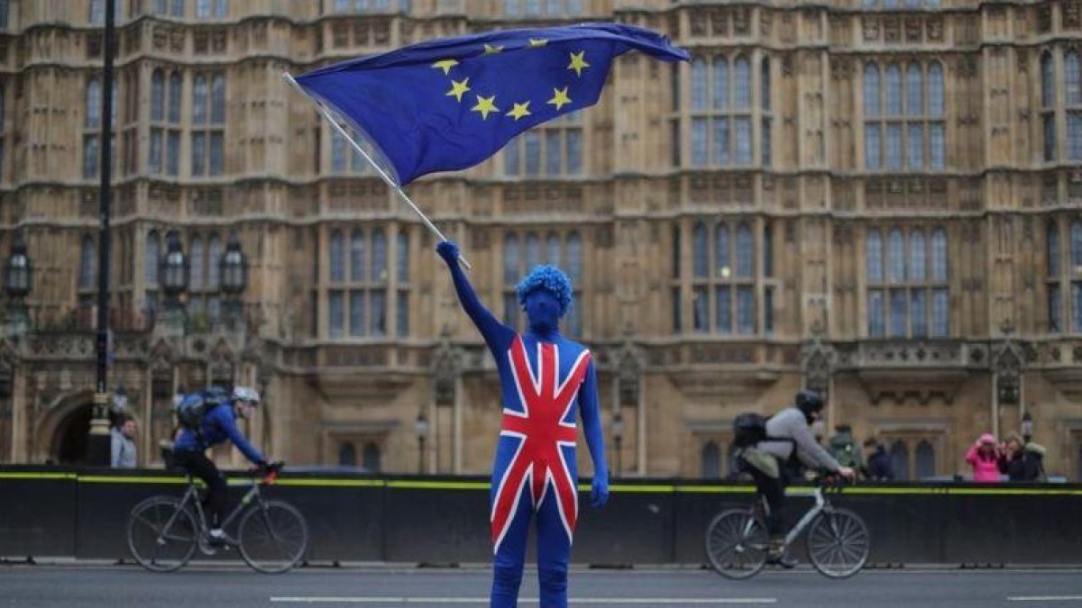 Un ciudadano británico contrario al brexit enarbola una bandera de la UE en Londres.-DANIEL LEAL-OLIVAS (AFP)