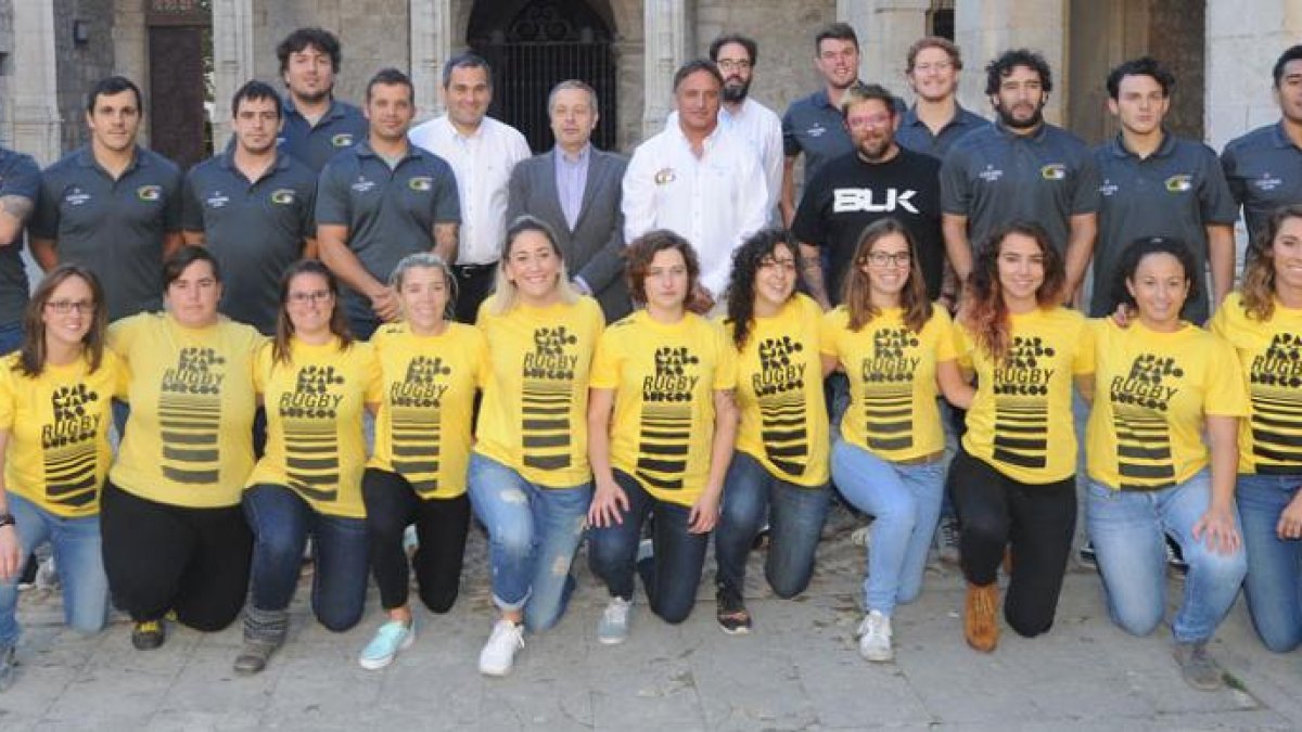 René Payo, vicerrector de la UBU, posa con una representación de los jugadores, cuerpo técnico y directiva del Aparejadores RC, ayer.-ISRAEL L. MURILLO