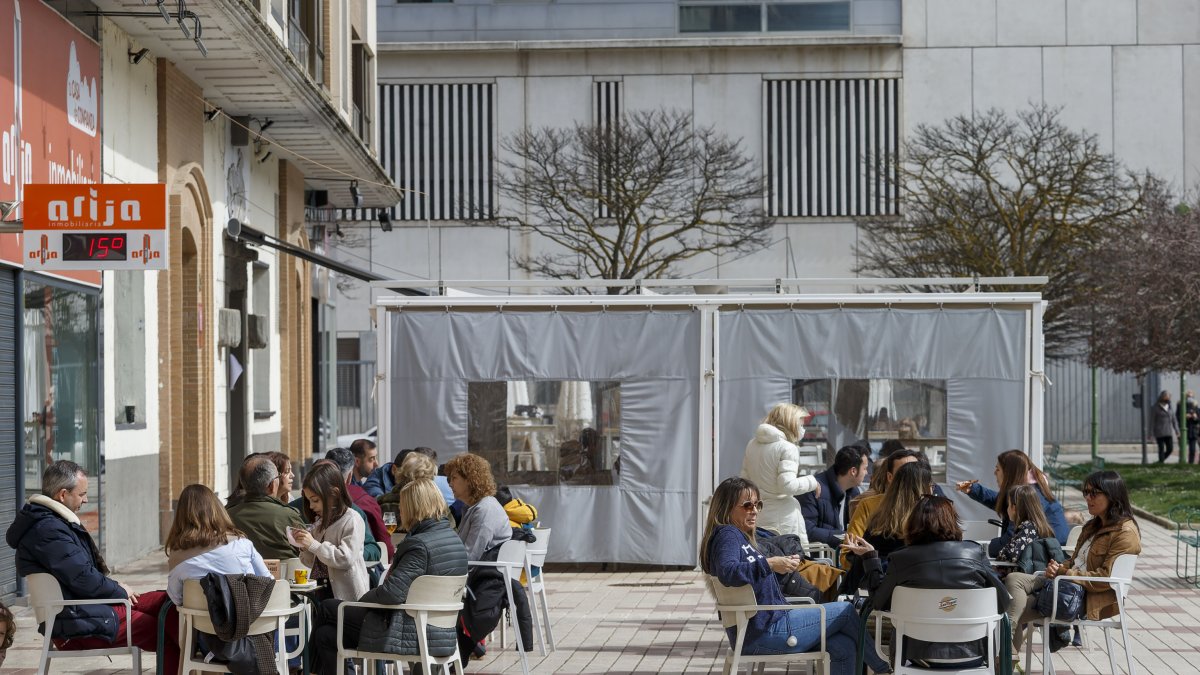 Clientes disfrutando de una terraza en la zona de la avenida Reyes Católicos, de la capital burgalesa. SANTI OTERO