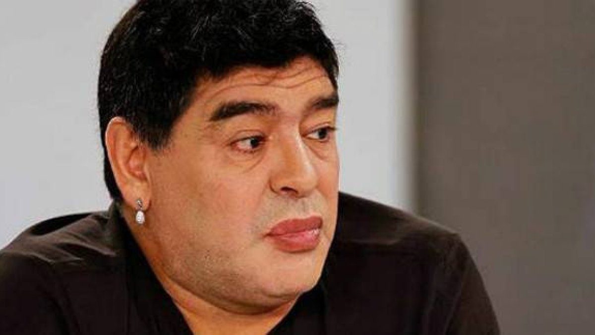 Maradona ha causado revuelo al aparecer en la tele con unos labios supuestamente pintados.-