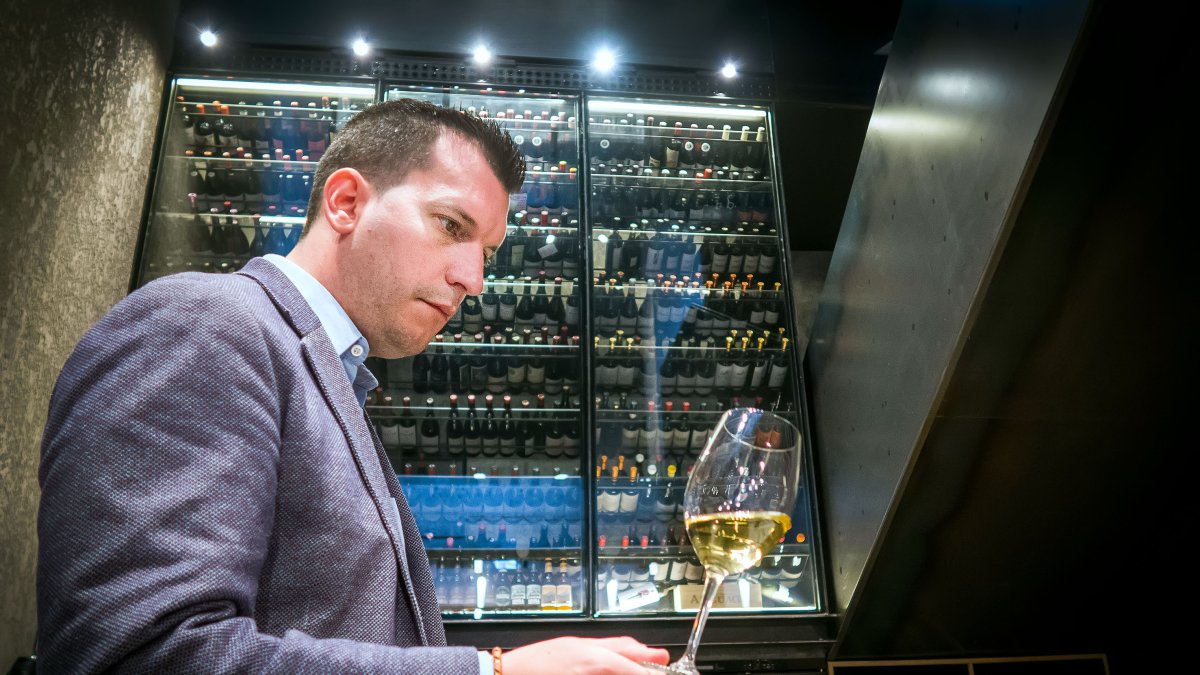 El burgalés Diego González observa una copa de vino. TOMÁS ALONSO
