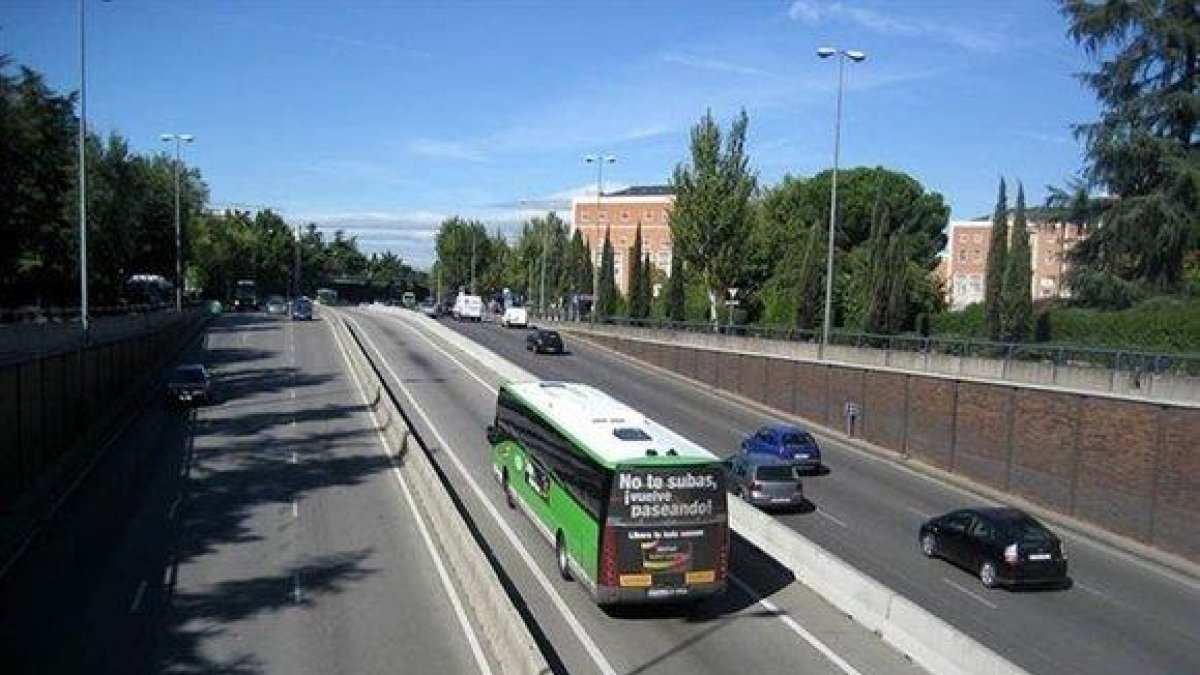 Bus.-TWITTER
