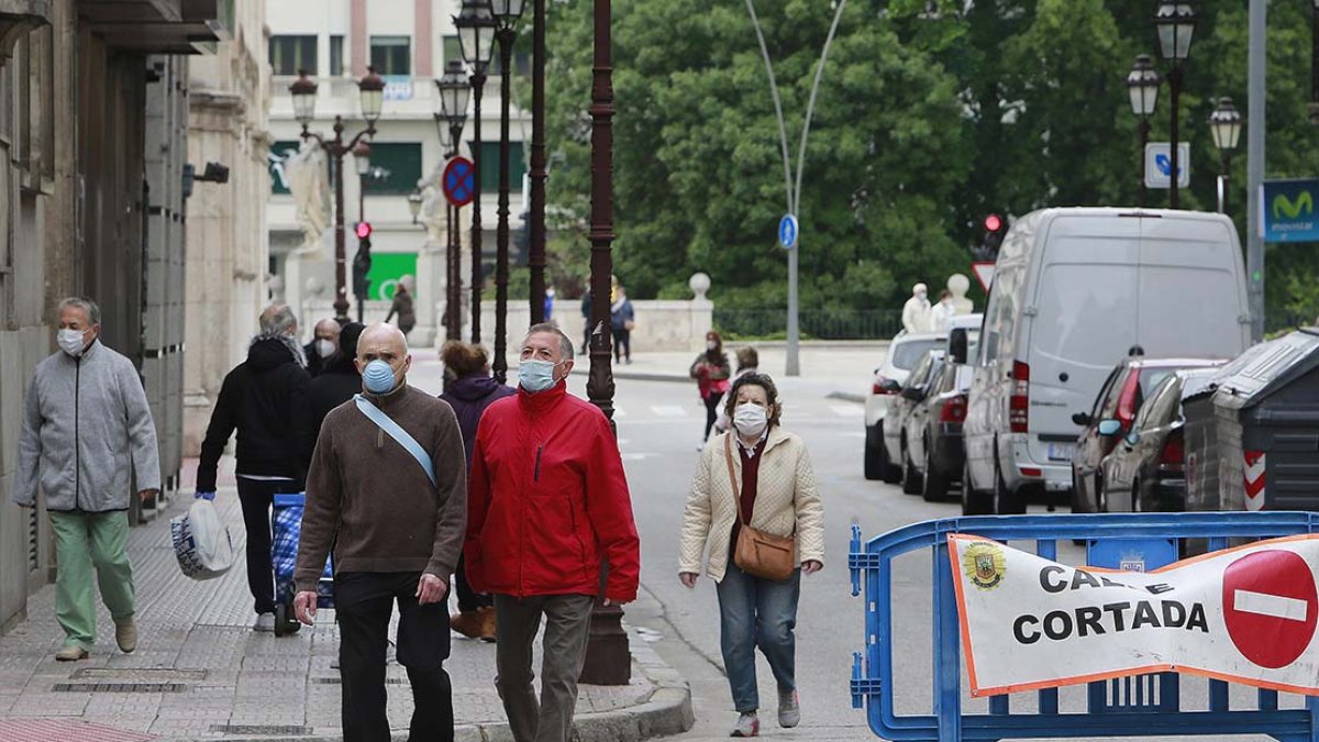 Transeúntes por la calle San Pablo, cerrada al tráfico durante el fin de semana. / RAÚL G. OCHOA
