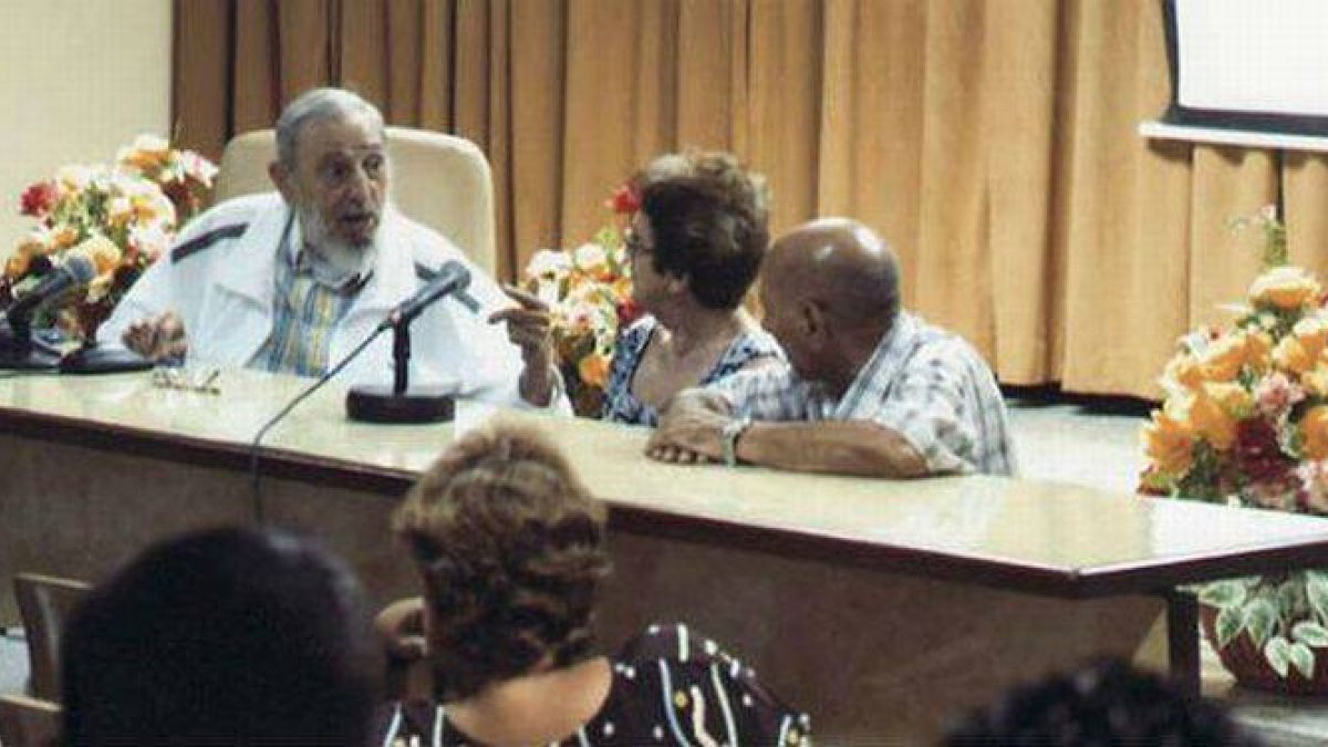 Fidel Castro, en un encuentro con el sector del queso en Cuba.-Foto: GRANMA