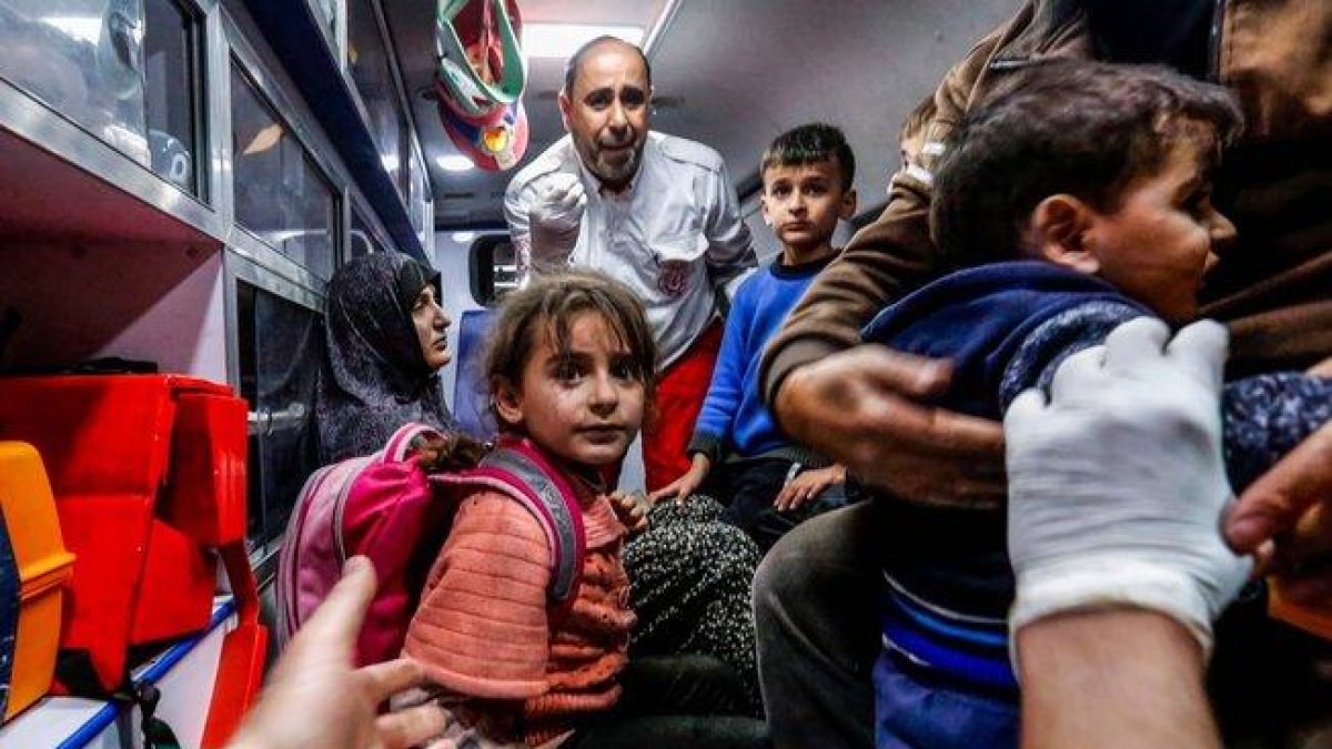 Una familia palestina espera asistencia médica frente a un hospital de Gaza.-AFP