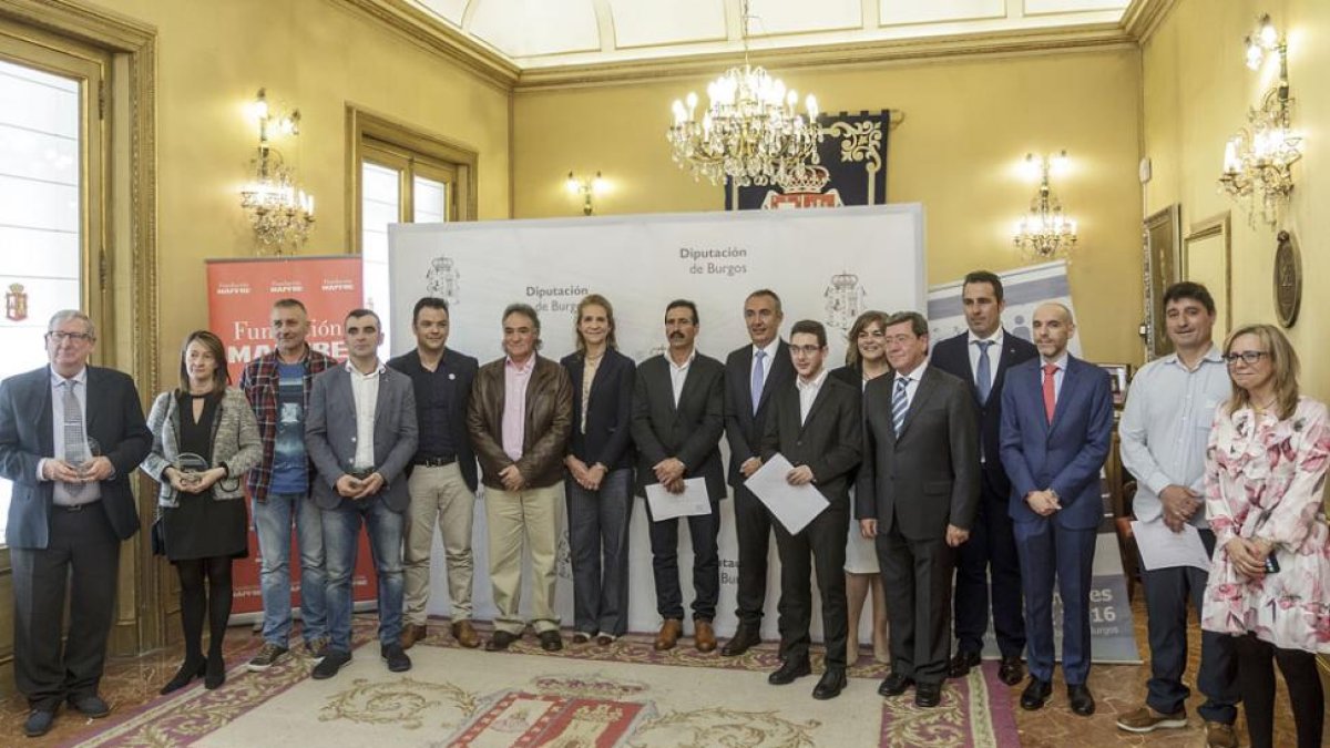 Los galardonados posaron con las autoridades y la infanta tras concluir el acto celebrado en la Diputación Provincial.-S.O.
