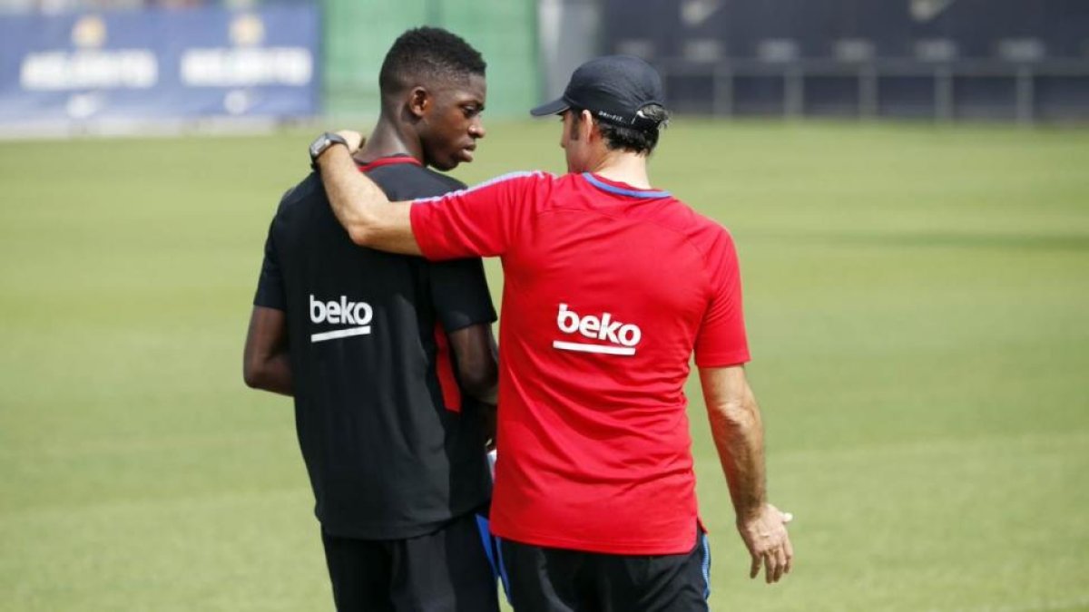 Valverde mima a Dembélé en su primer entrenamiento como jugador azulgrana.-FC BARCELONA