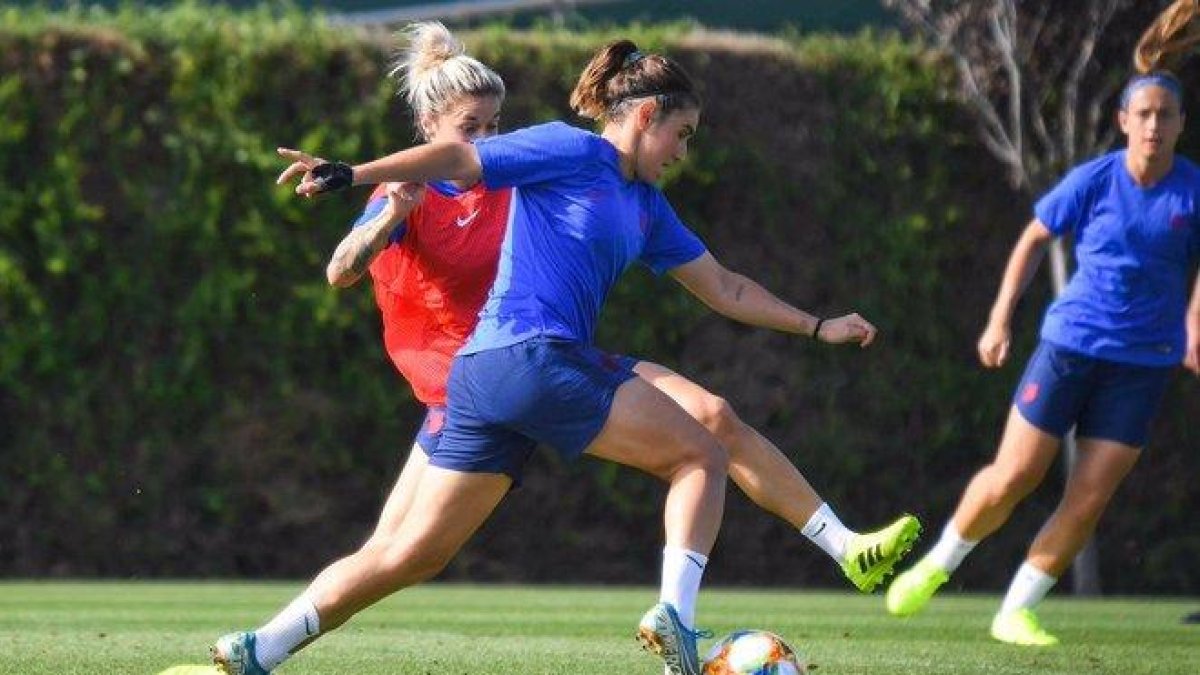 Mariona Caldentey trata de driblar a Mapi León en el entrenamiento.-FC BARCELONA