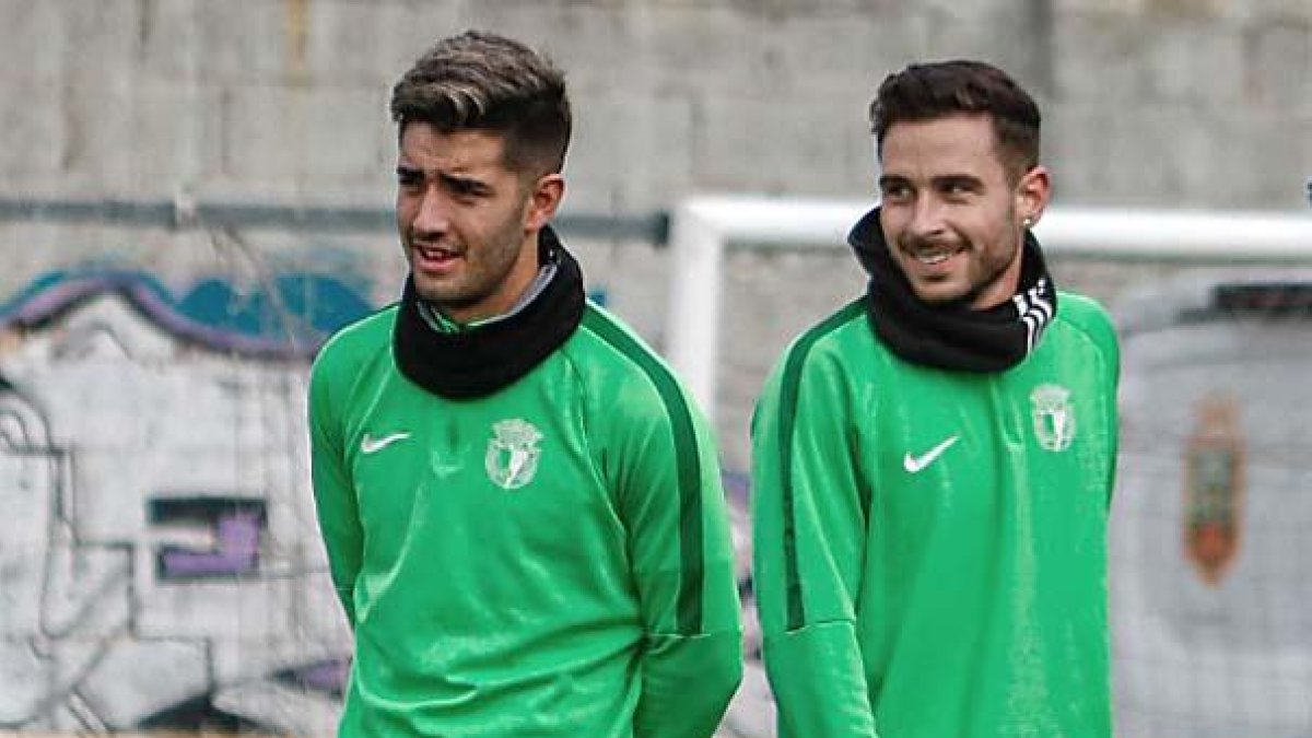Rosales y Miki Muñoz, durante el entrenamiento de ayer en el Sedano.-BURGOS CF