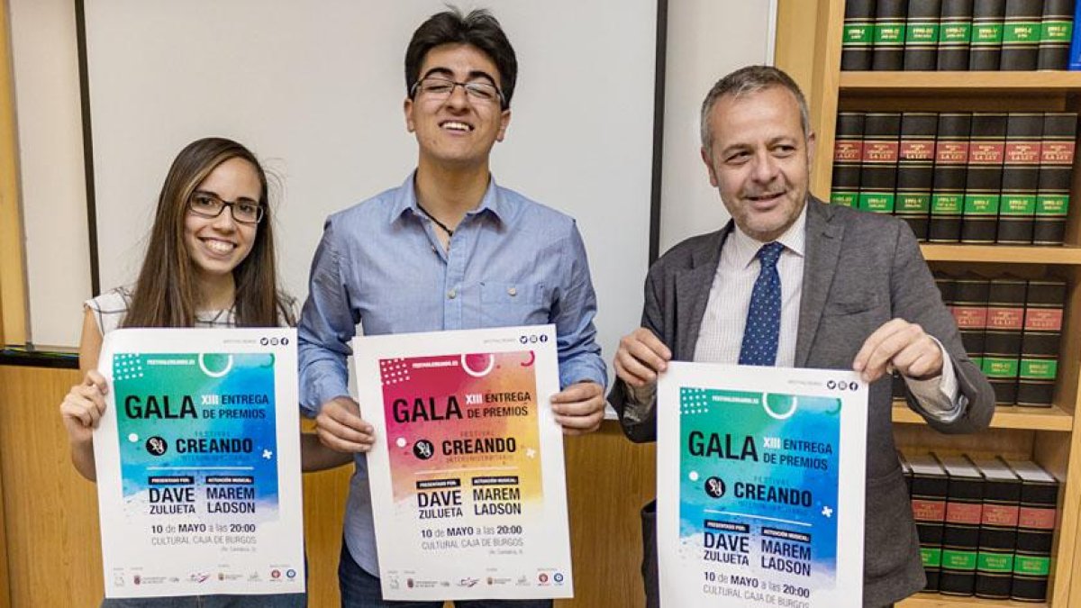 El vicerrector René Payo acompañado de los organizadores del festival, Ángela Rodríguez y Quique Ugarte.-ECB
