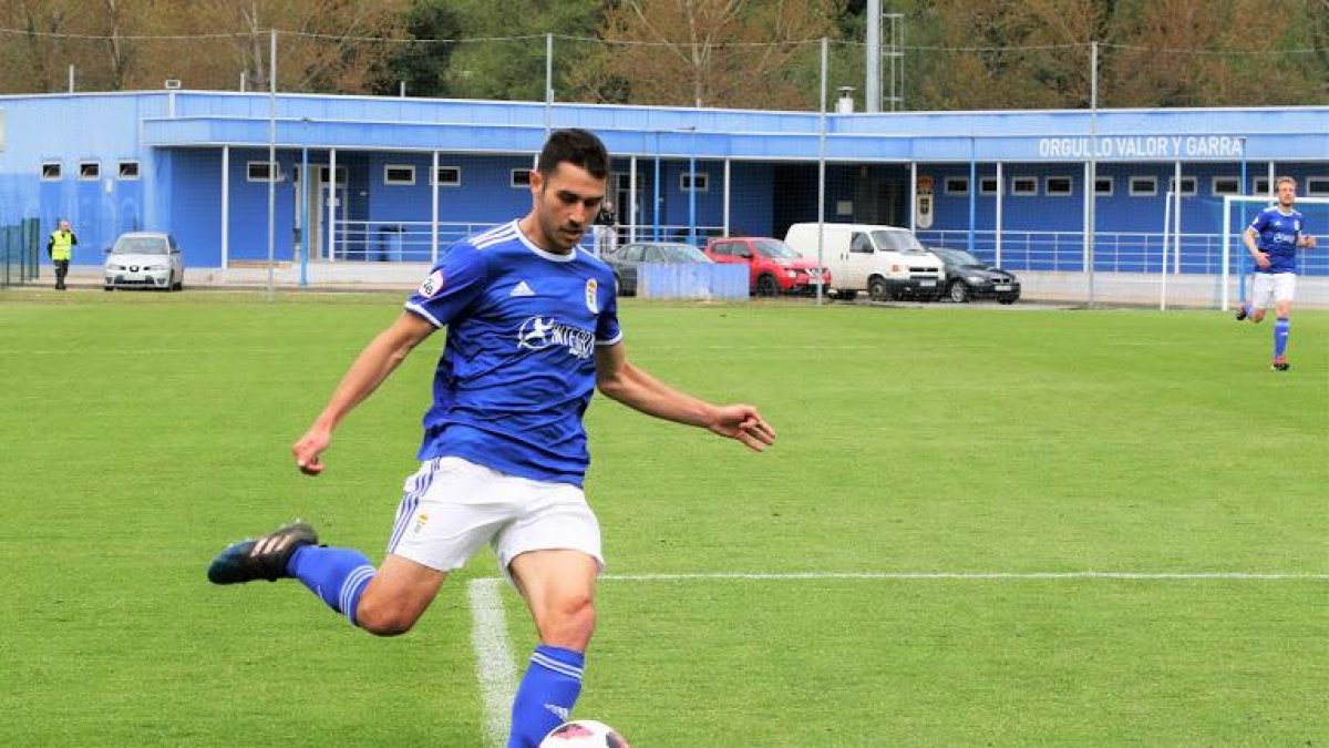 Lucas Ahijado golpea un balón con la camiseta del club en el que ha desarrollado toda su carrera, el Real Oviedo-ECB