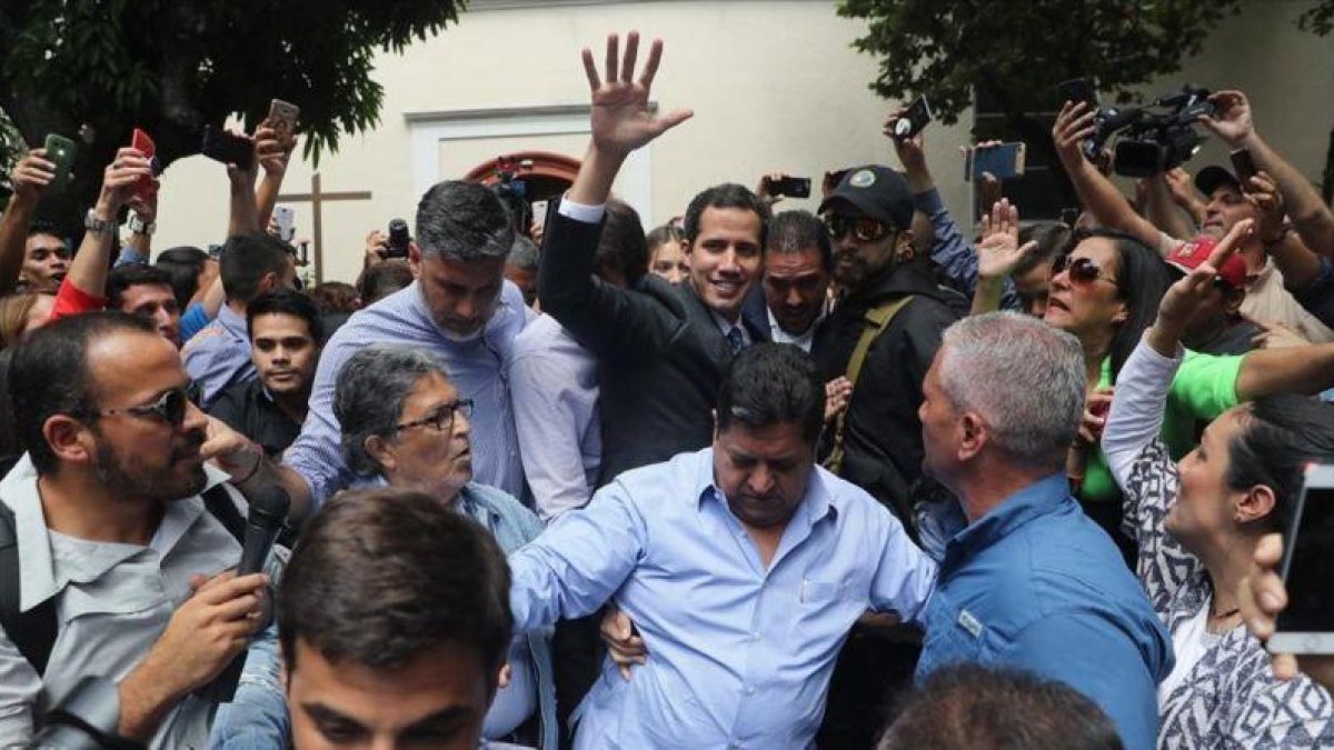 Juan Guaidó a su llegada a una plaza del este de Caracas.-EFE/ MIGUEL GUTIÉRREZ