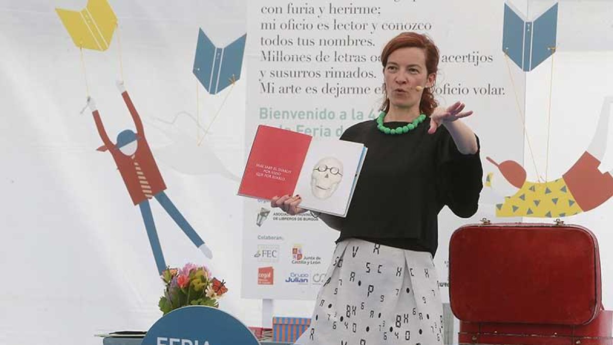 Begoña Oro contó su proceso creativo y firmó ejemplares de sus libros a los más pequeños.-Raúl Ochoa