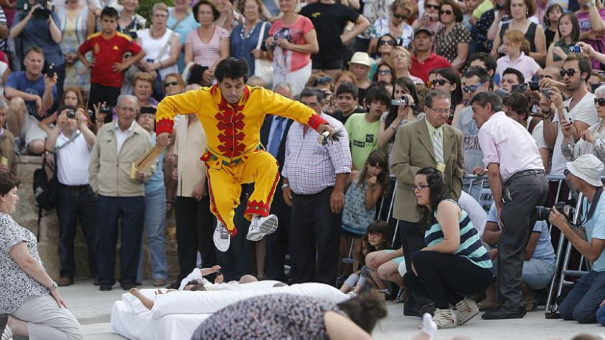 El Colacho, en el momento del salto sobre los recién nacidos.-I. L.M.