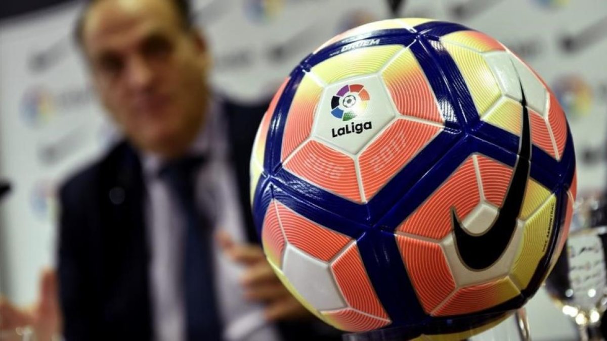 Javier Tebas presentó el nuevo balón para la próxima temporada.-EFE / FERNANDO VILLAR