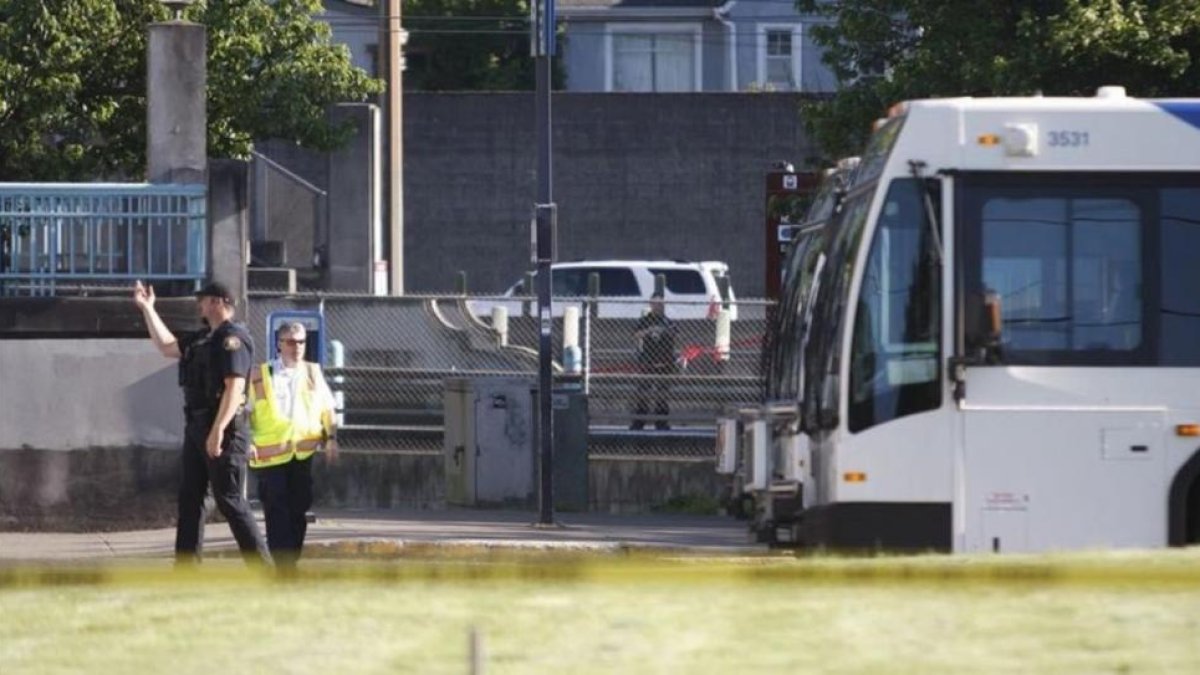 Policías que investigan el asesinato islamófobo de Portland.-JIAM RIYAN / AP
