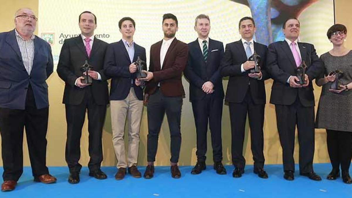 Los galardonados con los Premios Ciudad de Burgos posan al finalizar el acto junto al alcalde.-RAÚL G. OCHOA