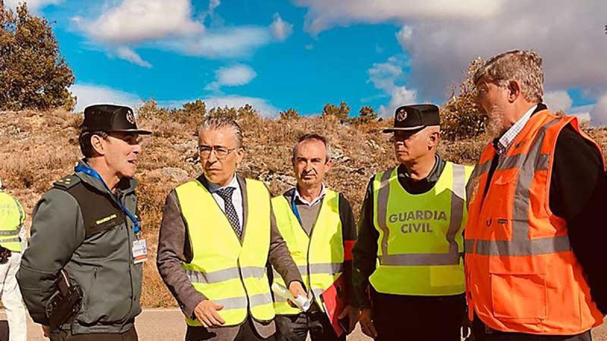 Roberto Saiz (segundo por la izquierda) ayer en Quintana María.-ECB