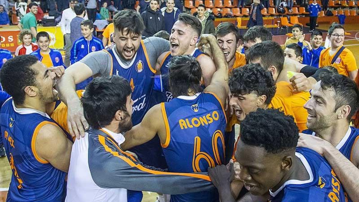 Los jugadores del UBU Tizona celebran una victoria.-SANTI OTERO