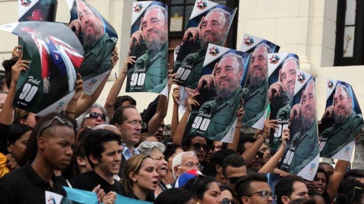 Cientos de jóvenes se han concentrado en la Universidad de La Habana para recordar a Fidel Castro.-EFE / ALEJANDRO ERNESTO