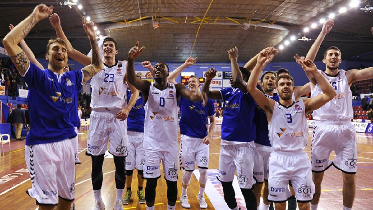 Los jugadores del San Pablo Inmobiliaria celebran el triunfo en la pista palentina.-MARÍA GONZÁLEZ / CBM
