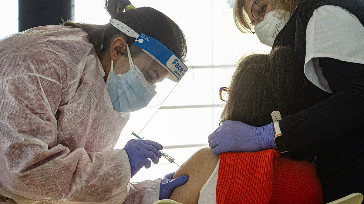 Vacunación en Burgos. ISRAEL L. MURILLO