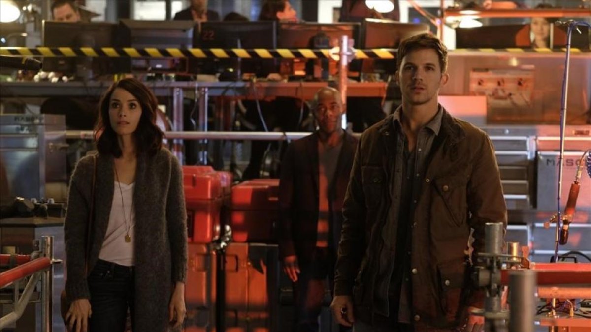 De izquierda a derecha, Abigail Spencer, Malcolm Barrett y Matt Lanter, en una escena de la serie 'Timeless'.-MOVISTAR