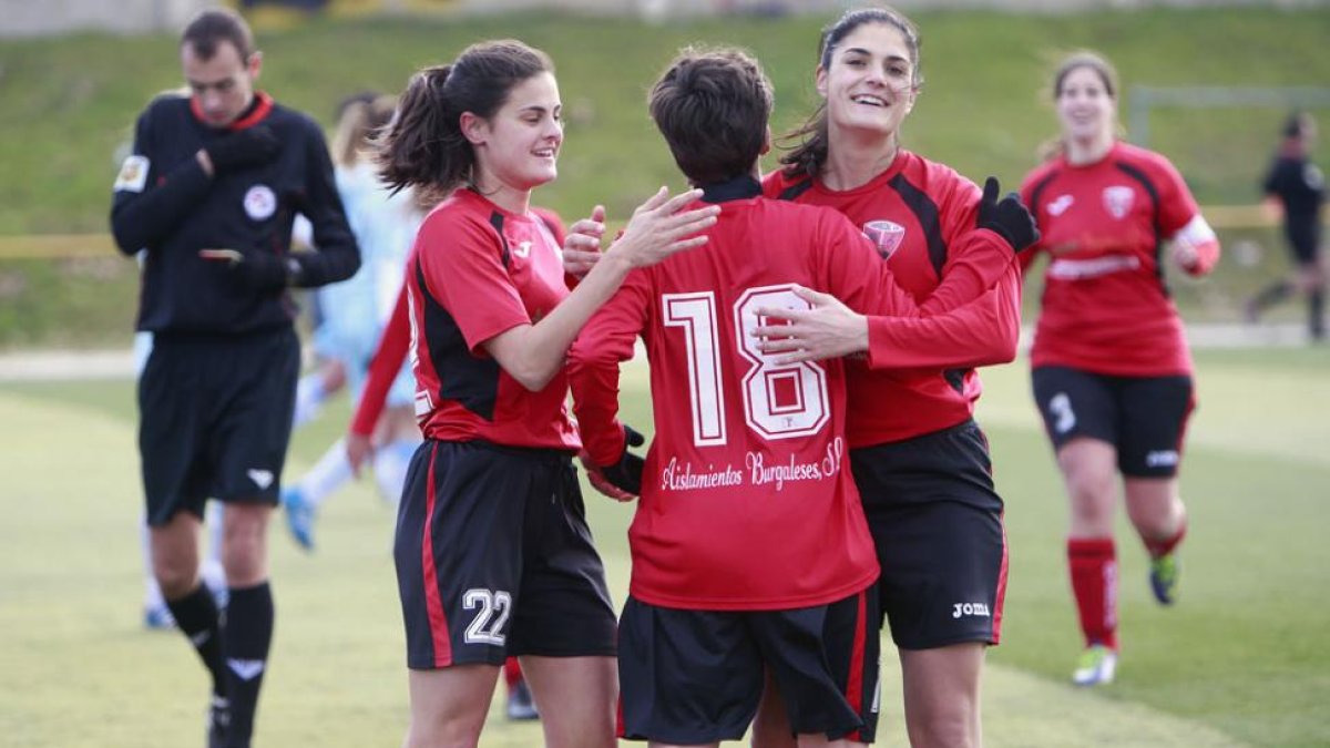 Lucía y Estefanía felicitan a Sonia tras la consecución del tercer gol burgalés en un córner directo.-RAÚL G. OCHOA