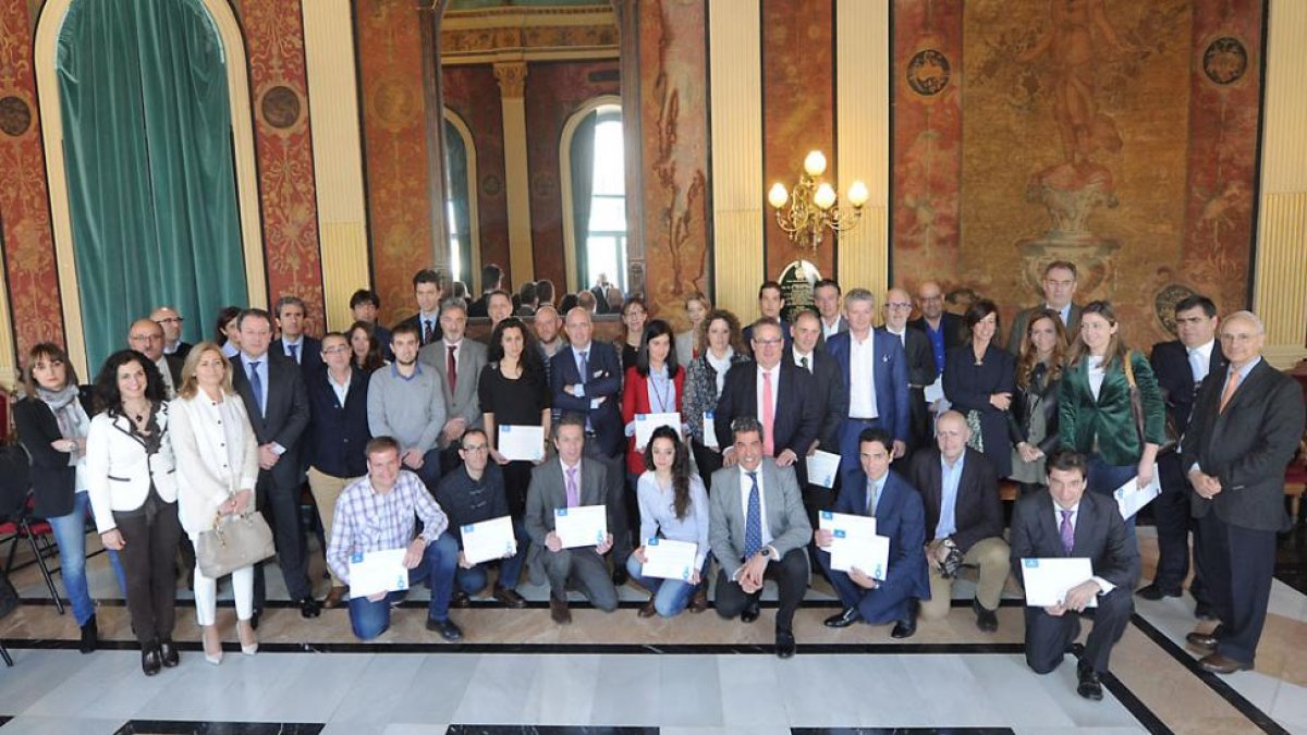 Foto de familia de los ‘premiados’ por Ibermutuamur por sus logros en prevención de riesgos laborales.-ISRAEL L. MURILLO