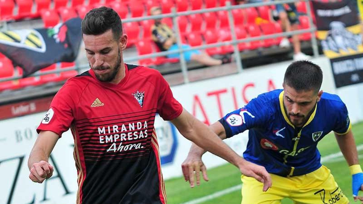 Una victoria aseguraría la presencia del Mirandés en el play-off.-Jose Esteban Egurrola