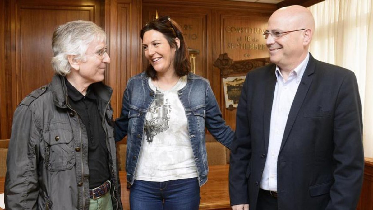 Los vocales del Consejo de la Abogacía Española, Carmen Rodríguez, y Pascual Aguelo (I), y el presidente de la Subcomisión de Extranjería, Blas Jesús Imbroda (D)-ICAL