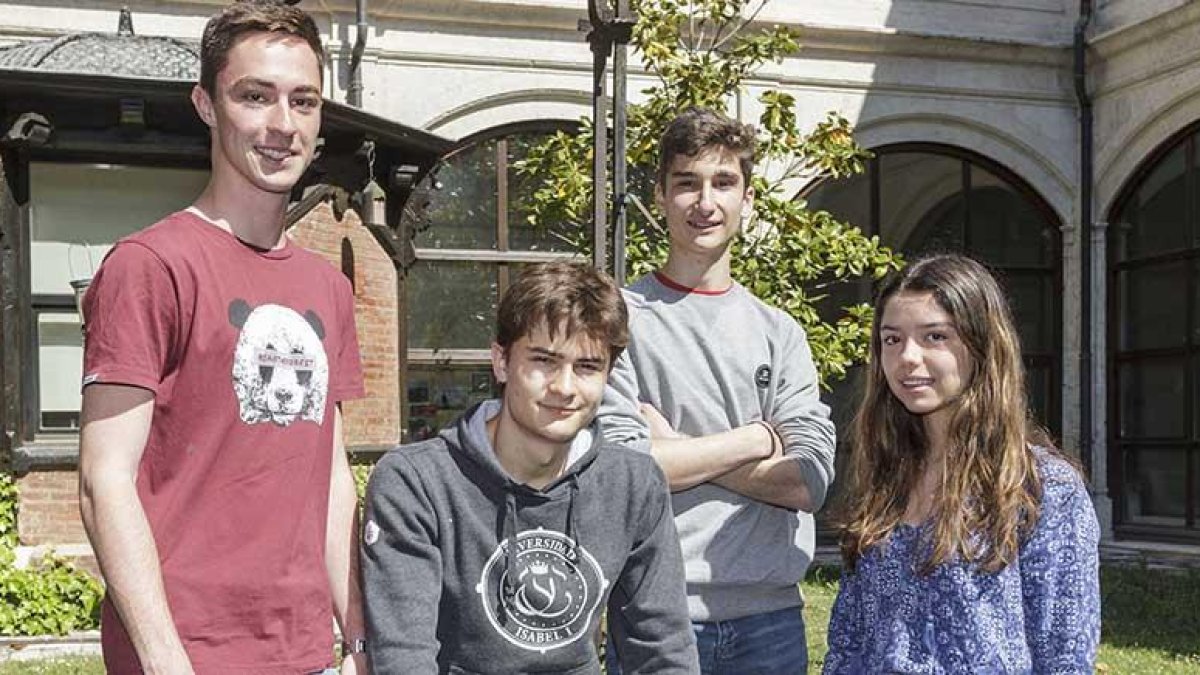 Los cuatro componentes del grupo posan en el claustro del instituto durante uno de los recreos.-SANTI OTERO