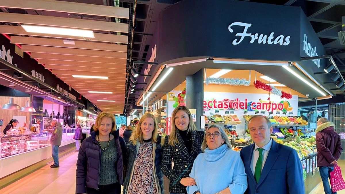 La concejal Rosa Niño (con traje azul) junto a los ediles del PP y de Vox, Carolina Blasco y Fernando Martínez-Acitores, en el Mercado G-9 . ECB