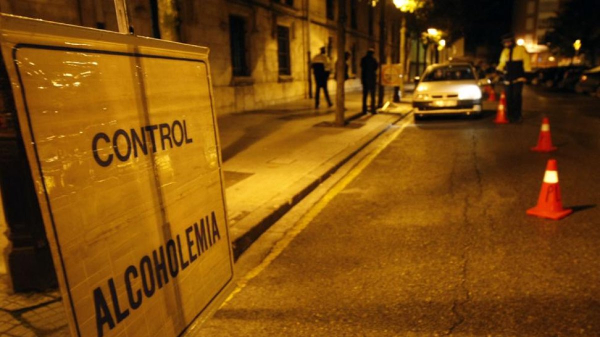 Control de alcoholemia en la calle San Francisco.-RAÚL G. OCHOA