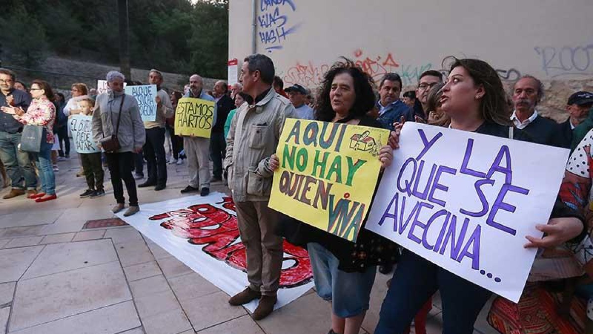 Un momento de la concentración vecinal de este miércoles para reclamar más seguridad.-RAÚL G. OCHOA