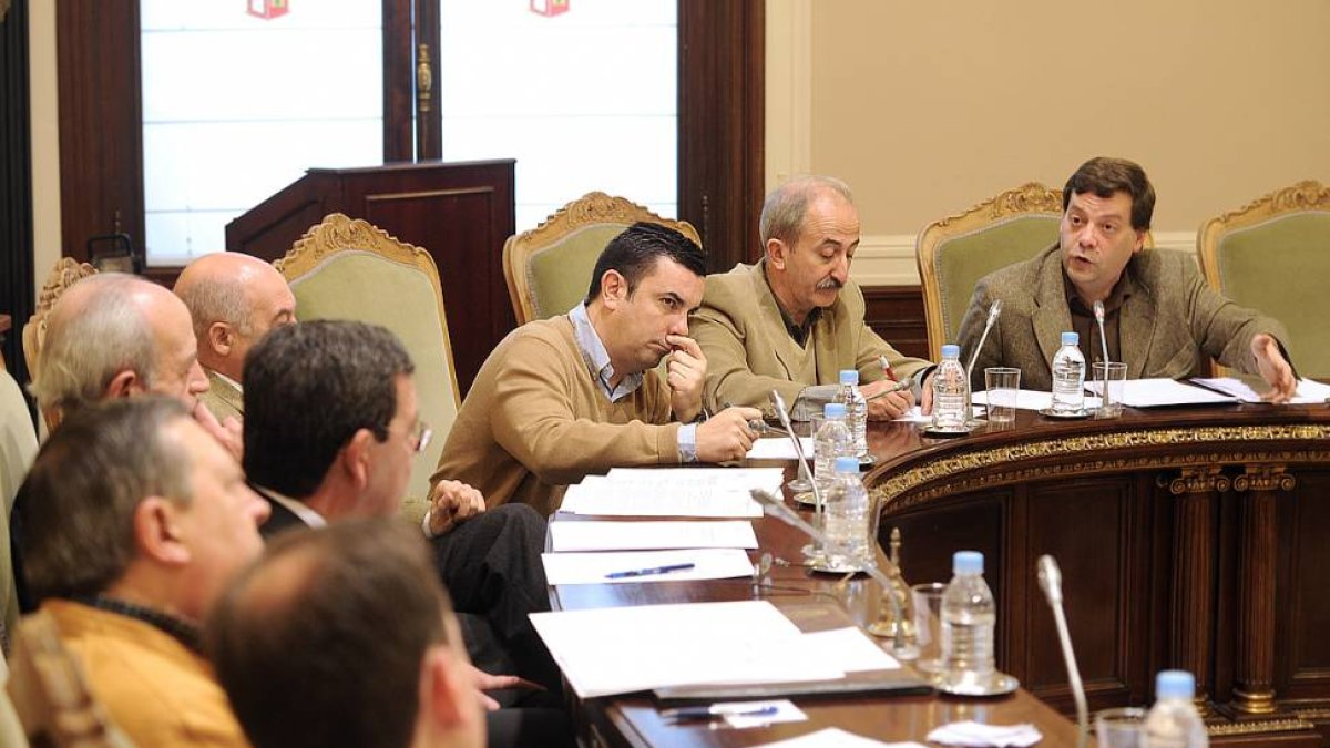 Jiménez, a la derecha, no logró convencer a los populares (en primer plano) para que apoyaran su propuesta-I. L. M.