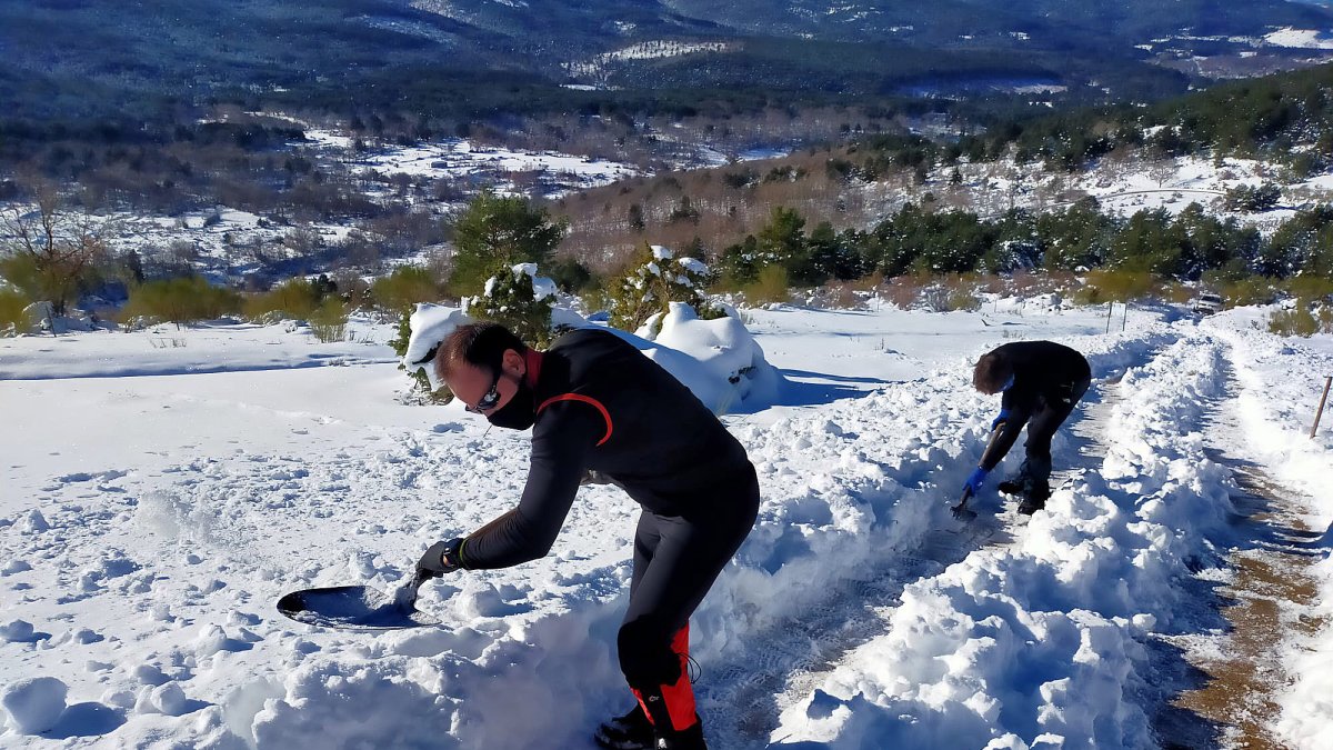 Los voluntarios trabajan para despejar el camino. PROYECTO MONACHUS