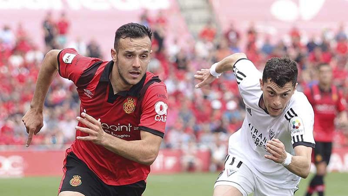 Yanis persigue a un jugador del Mallorca en Son Moix-Jordi Avelló