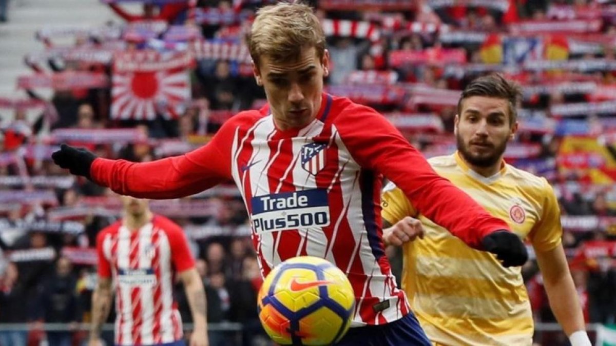 Griezmann controla un balón ante Portu.-FERNANDO ALVARADO