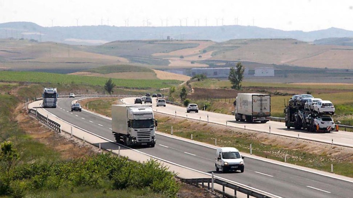 Imagen de camiones circulando por la autopista AP-1.-G. González