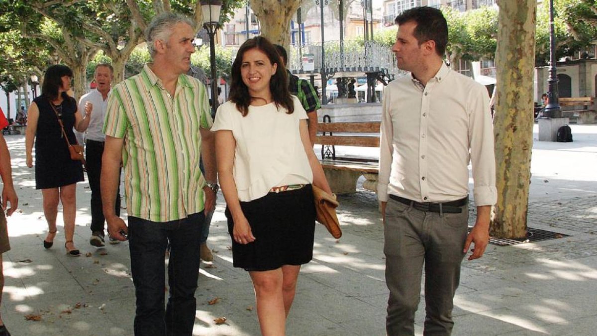 Luis Tudanca (derecha) visitó Briviesca junto a Ester Peña y el primer teniente de alcalde, Ángel Arce.-G.G.