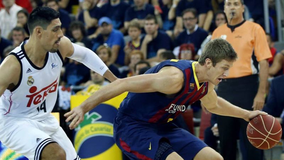 El ala pivot estadounidense del Barcelona Justin Doellman (d), intenta superar al pivot mexicano del Real Madrid, Gustavo Ayón (i) durante el tercer partido de la final de la Liga ACB de baloncesto que se disputó en el Palau Blaugrana de Barcelona-Foto: EFE