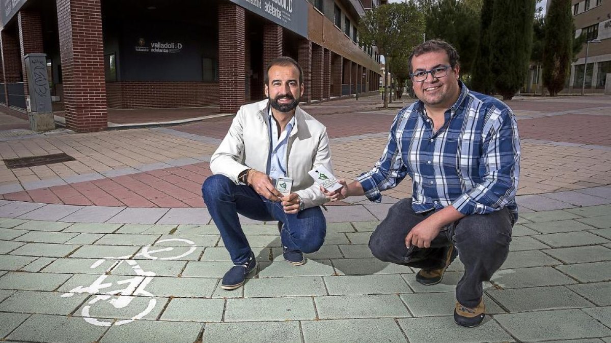 Pablo Rodríguez y Eduardo Bustillo en un carril bici delante de la Agencia de Innovación y Desarrollo Económico de Valladolid.-MIGUEL ÁNGEL SANTOS
