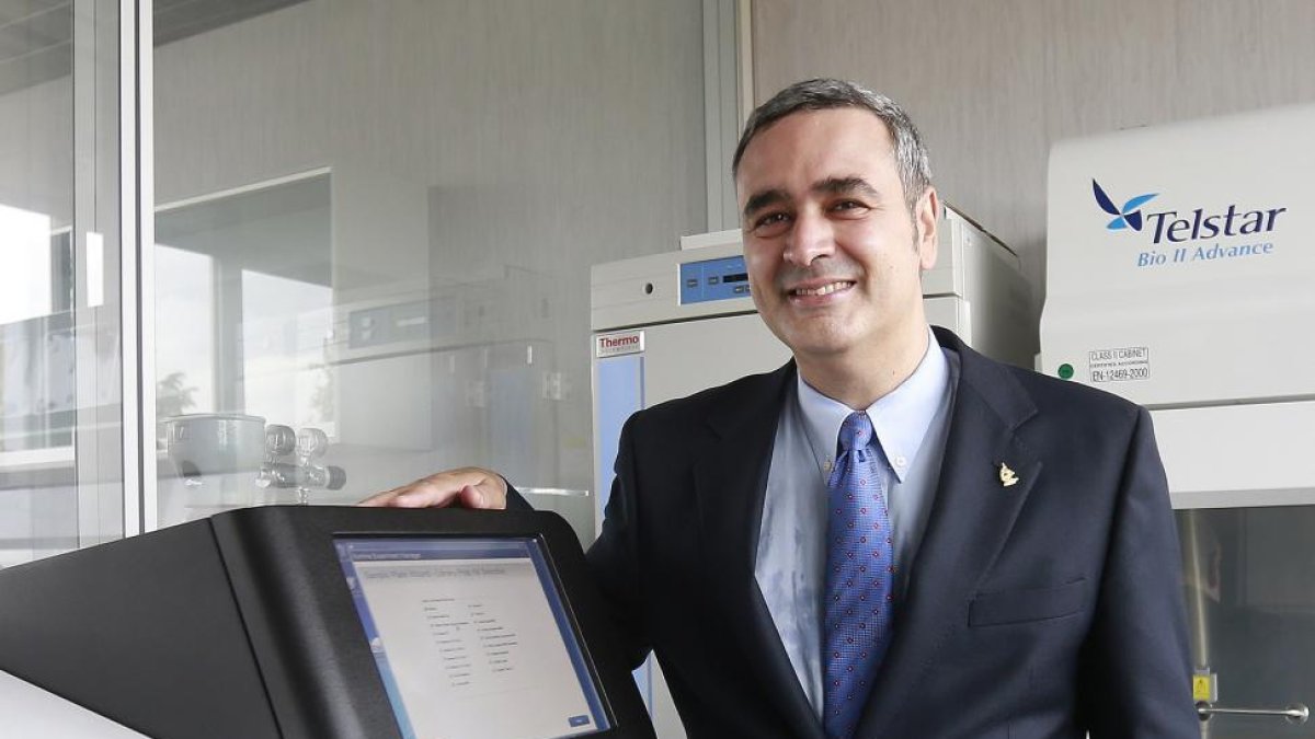 David Rodríguez posa con el secuenciador que tiene en el laboratorio de la UBU.-RAÚL OCHOA