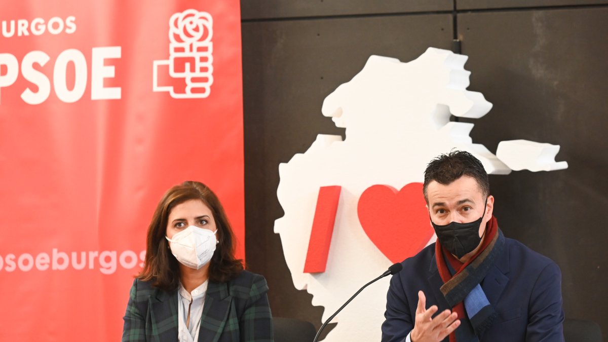 La secretaria general del PSOE de Burgos y diputada nacional, Esther Pe?a, y el portavoz socialista en el Congreso de los Diputados, Héctor Gómez, mantienen una reunión de trabajo con los secretarios provinciales de UGT, Pablo Dionisio Fraile, y CCOO, Juan Núñez. ICAL