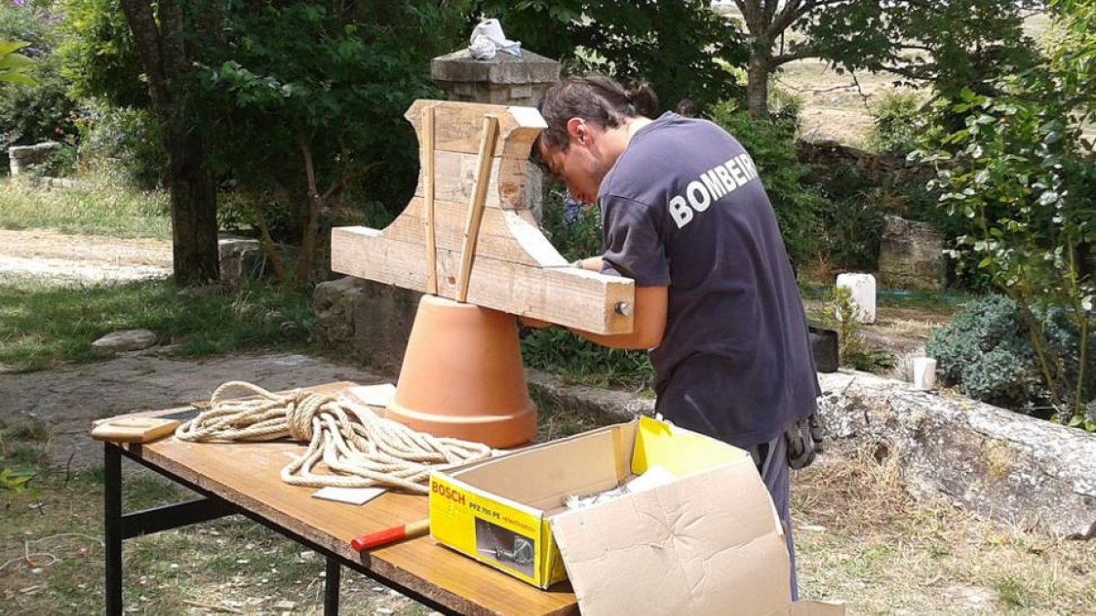 Uno de los participantes del campo de trabajo, Isma, restaurando las campanas del pueblo con macetas e imaginación-ECB