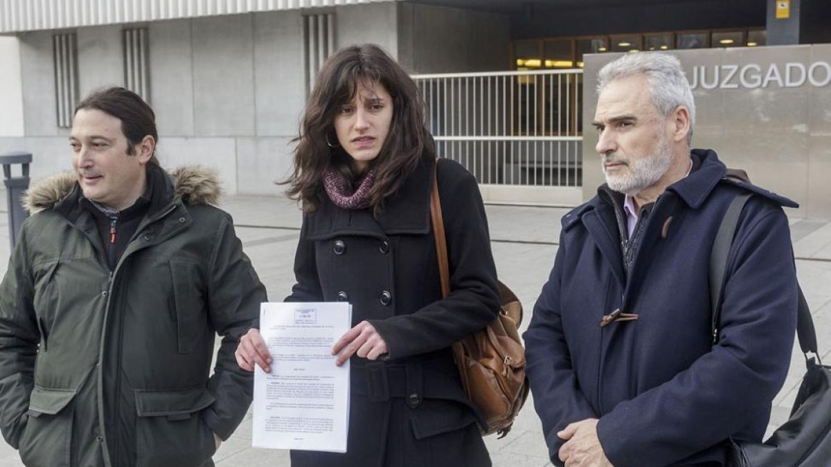 Israel Hernando, Blanca Guinea y Marco Antonio Manjón, de Imagina, posan con una copia del escrito presentado.-SANTI OTERO