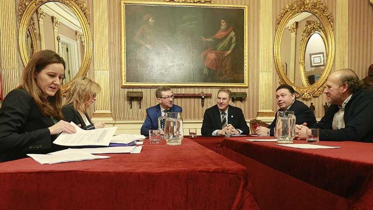 Un momento de la reunión de la Mesa del Diálogo Social celebrada ayer.-RAÚL G. OCHOA