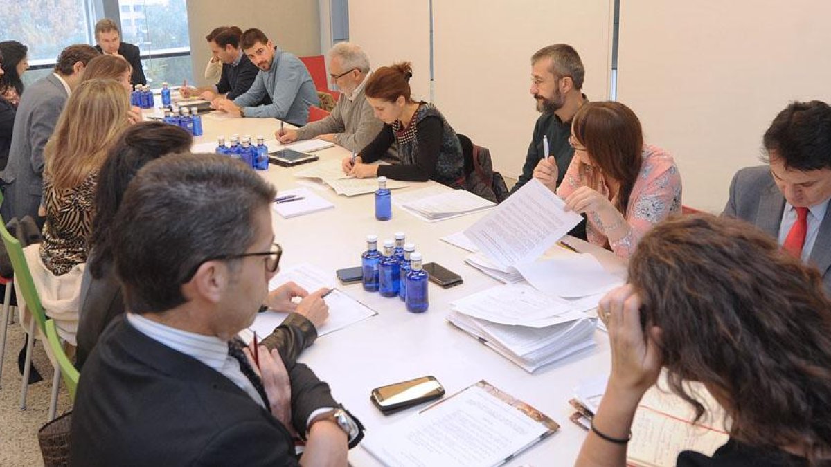 Imagen de archivo de una reunión del consejo de administración de la sociedad Promueve Burgos.-ISRAEL L. MURILLO